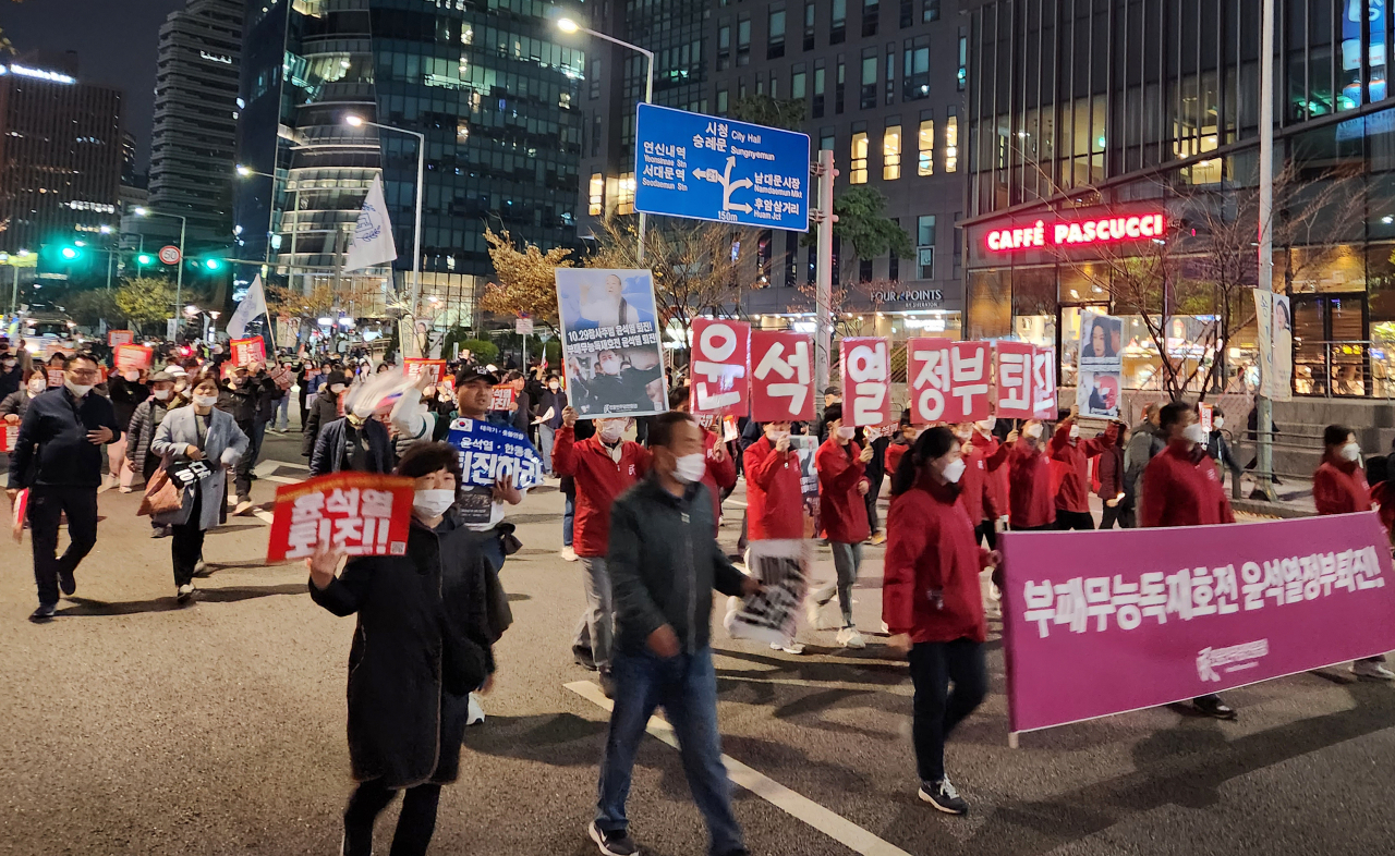 진보단체 '촛불승리전환행동' 관계자들이 19일 오후 서울 중구 숭례문 오거리 일대에서 윤석열 대통령 퇴진과 김건희 여사 특검을 요구하는 집회를 마친 뒤 대통령 집무실과 가까운 지하철 6호선 삼각지역 방면으로 행진하고 있다. [연합]