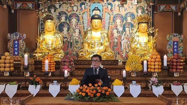 광주 빛고을포교원 신도회장인 중흥미디어그룹 전병호 부회장이 1주년을 축하하고 있다.