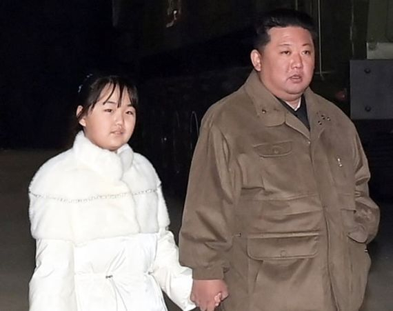 북한이 지난 18일 김정은 국무위원장의 지도 아래 신형의 대륙간탄도미사일 화성-17형을 시험 발사했다고 조선중앙TV가 20일 보도했다. 사진은 조선중앙TV가 이날 추가로 공개한 김정은 국무위원장과 꼭 닮은 딸. [조선중앙TV 화면. 연합]