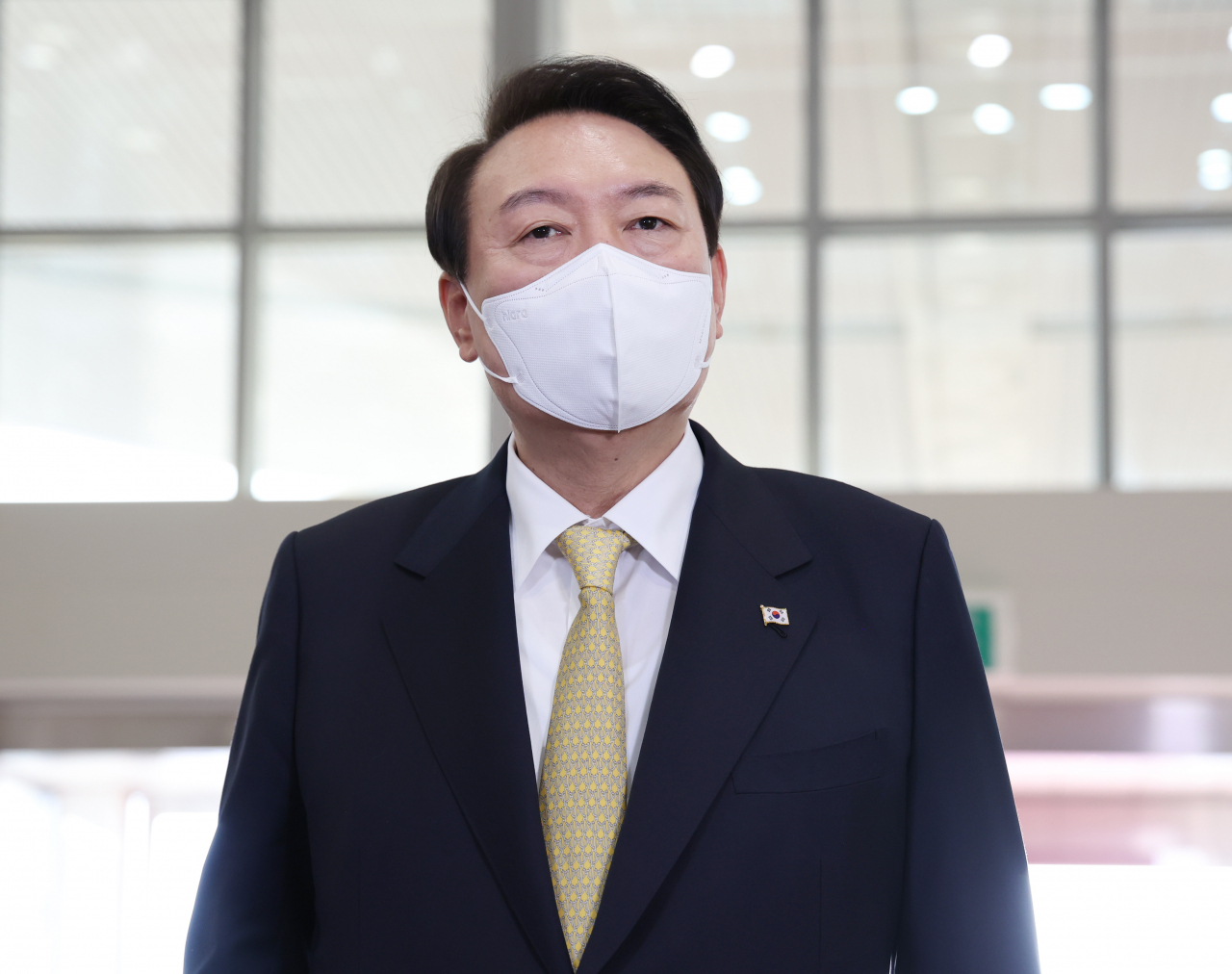윤석열 대통령이 18일 오전 서울 용산 대통령실 청사로 출근, 기자들과 질의응답을 하고 있다. [연합]
