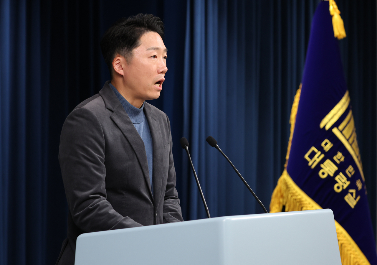 이재명 대통령실 부대변인이 20일 오후 서울 용산 대통령실 청사 브리핑룸에서 수출전략회의 주재 등 윤석열 대통령 일정과 관련해 브리핑하고 있다. [연합]