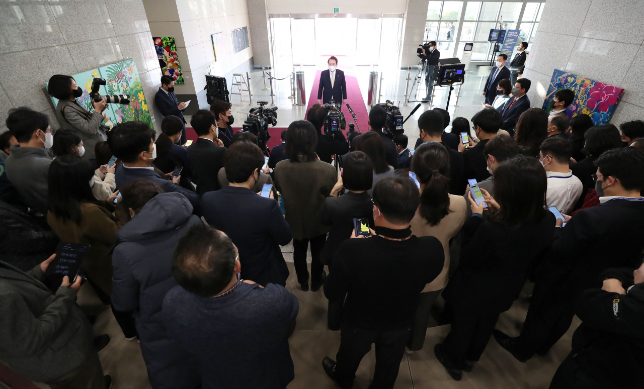 윤석열 대통령이 18일 오전 서울 용산 대통령실 청사로 출근, 기자들과 질의응답을 하고 있다. [연합]