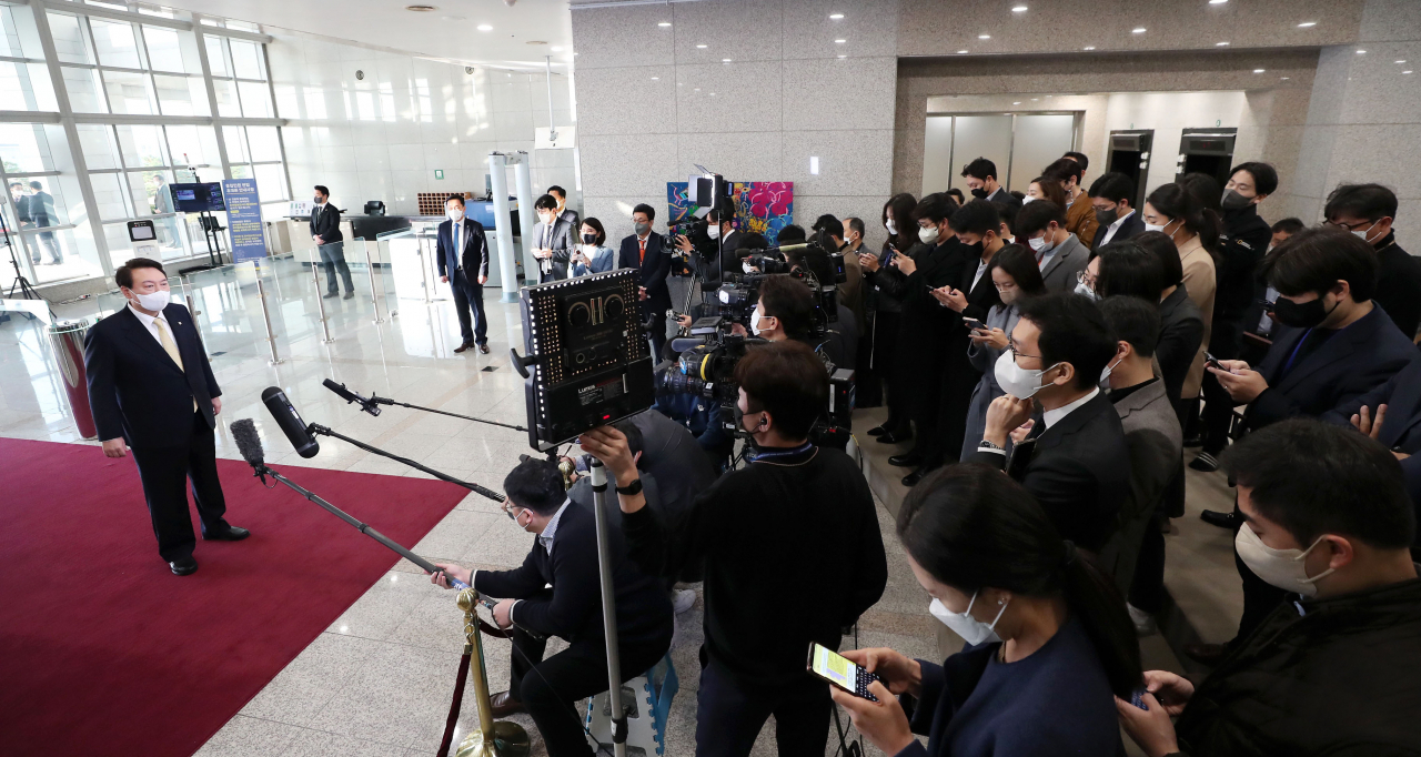윤석열 대통령이 18일 오전 서울 용산 대통령실 청사로 출근, 기자들과 질의응답을 하고 있다. [연합]
