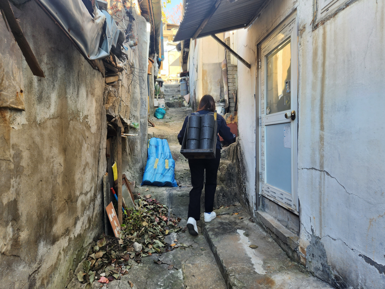 서울 연탄은행 직원이 취약계층을 위해 연탄을 배달하고 있다. 서울 연탄은행에 따르면 지난 10월 연탄 보유량은 목표량보다 280만 여장이 부족한 10만 여장이다. [서울 연탄은행 제공]