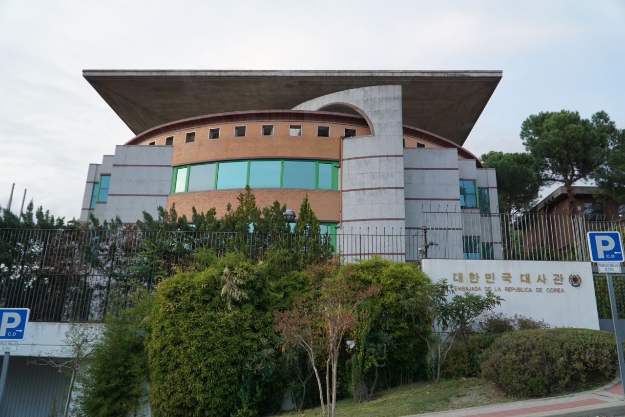 마드리드 도심에서 약간 북쪽에 있는 주 스페인 한국대사관은 한국인 여행객들이 편하게 연락해 필요한 사항을 서비스 받을 수 있는 곳이다. 한국인이 스페인 현지에 가서 나의 대사관에 전화 거는 일에 주저할 이유가 한 개도 없다.