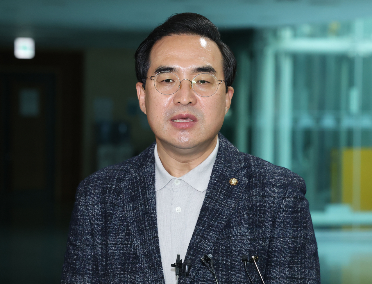 박홍근 원내대표가 지난 20일 국회 의원회관에서 열린 '2022 국경없는 수의사회 심포지엄'에 참석하기 전 취재진의 질문에 답변하고 있다. [연합]