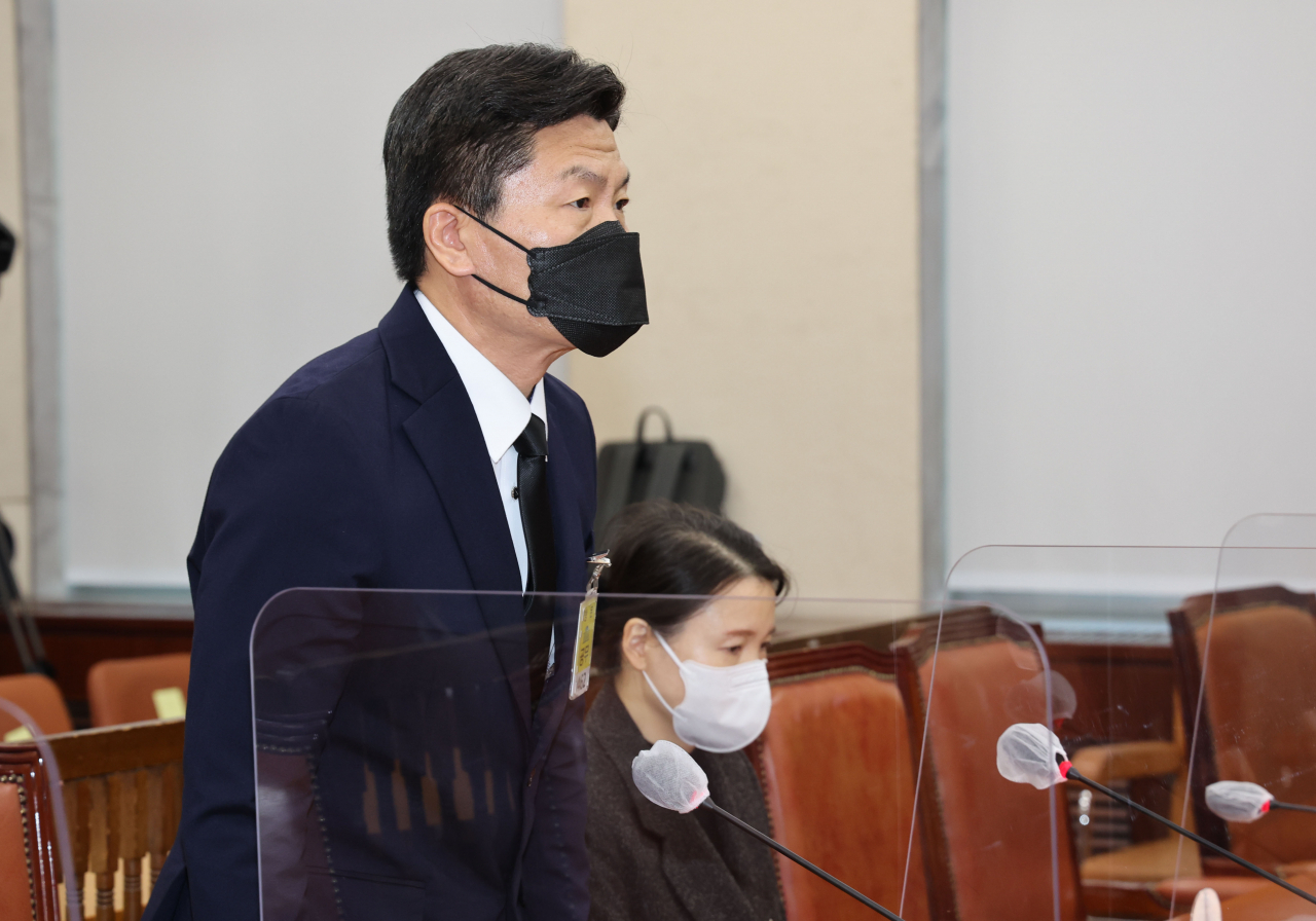 '이태원 압사 참사' 당시 현장 총괄 책임자였던 이임재 전 용산경찰서장(왼쪽)이 지난 16일 오후 서울 여의도 국회에서 행정안전위원회 전체회의에서 증인 출석 확인을 위해 자리에서 일어나고 있다. [연합]