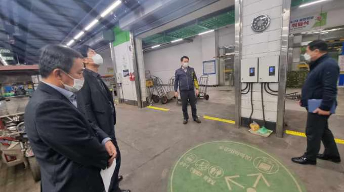 21일 송파구 관계자가 가락시장 안전점검을 실시하고 있다. [송파구 제공]