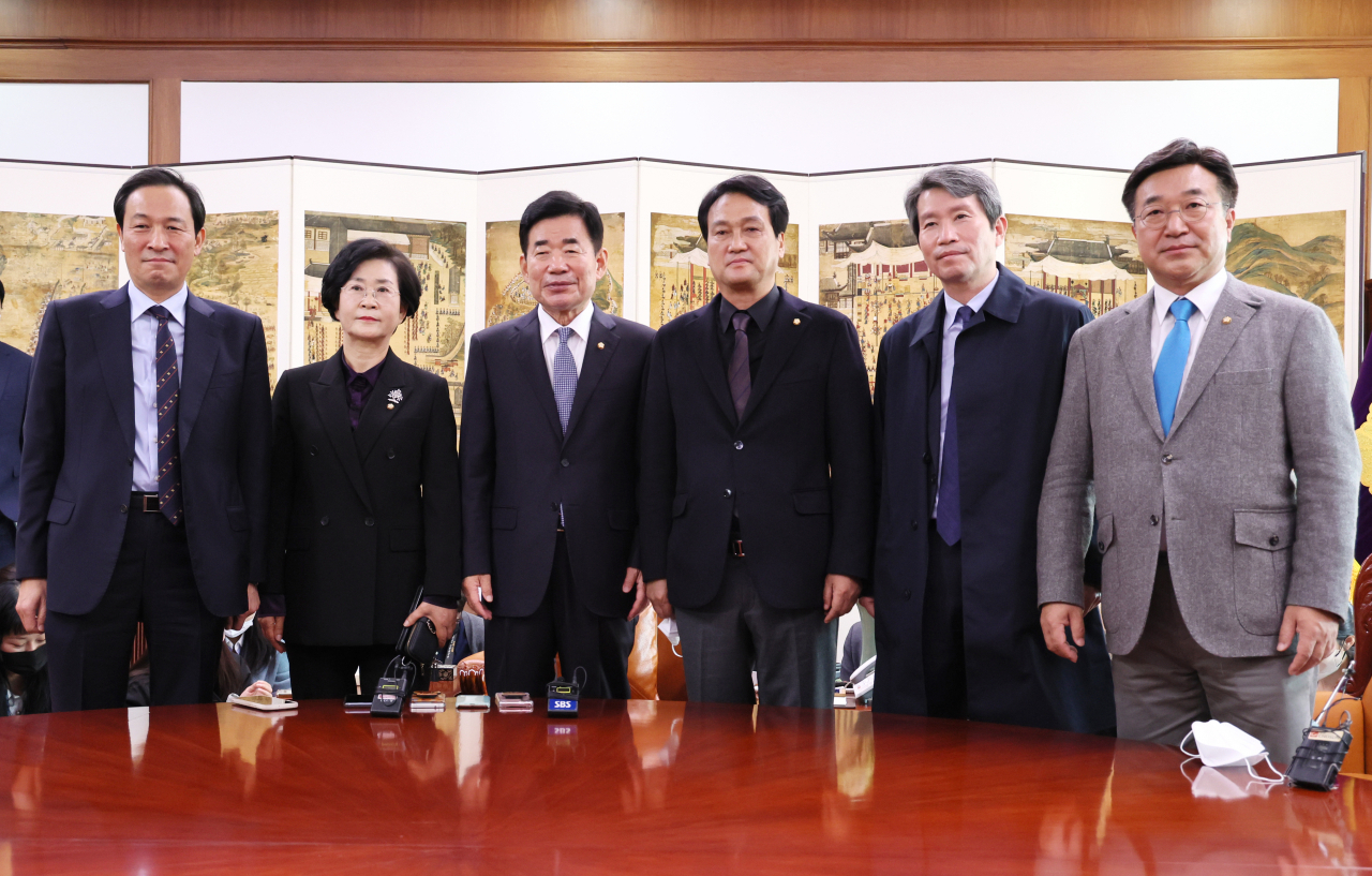 김진표 국회의장이 17일 오전 이태원 참사 국조 촉구를 위해 국회 의장실을 예방한 민주당 중진 의원들을 면담하기 전 기념촬영을 하고 있다. 왼쪽부터 더불어민주당 우상호·김상희 의원, 김 의장, 안민석·이인영·윤호중 의원. [연합]
