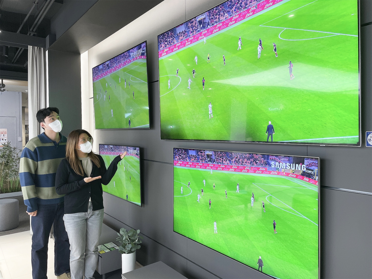 카타르 월드컵을 집에서 보는 ‘집관족’이 늘면서 TV 판매량이 증가했다. [전자랜드 제공]