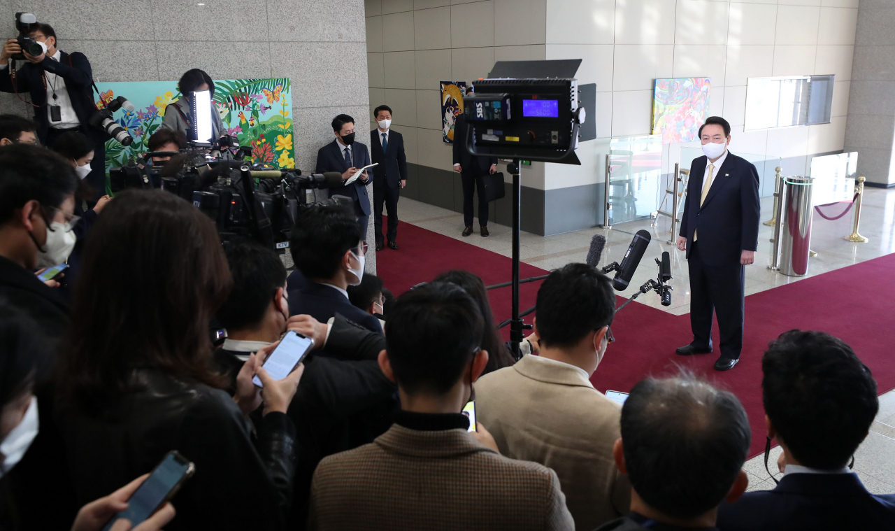 윤석열 대통령이 18일 오전 서울 용산 대통령실 청사로 출근, 기자들과 질의응답을 하고 있다. [연합]