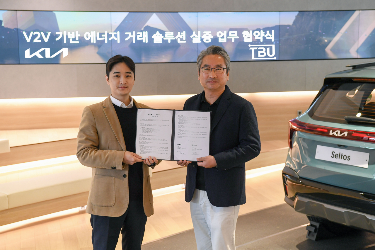21일 백상진(왼쪽) 티비유 대표와 윤승규 기아 국내eBiz솔루션 실장이 업무협약 체결 후 기념사진을 촬영하고 있다.[기아 제공]