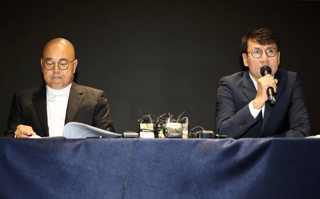 SC C&C 데이터센터 화재에 대한 손해사정이 시작되는 등 이른바 카카오 먹통 사태와 관련한 피해액 산정작업이 본격화 됐다. 사진은 남궁훈(왼쪽) 카카오 전 각자대표와 홍은택 현 카카오대표가 지난 19일 오전 경기도 성남시 판교 카카오 아지트에서 열린 '데이터센터 화재로 인한 장애' 관련 대국민 기자회견에서 서비스 장애와 관련한 사과문을 발표하는 모습. [연합]