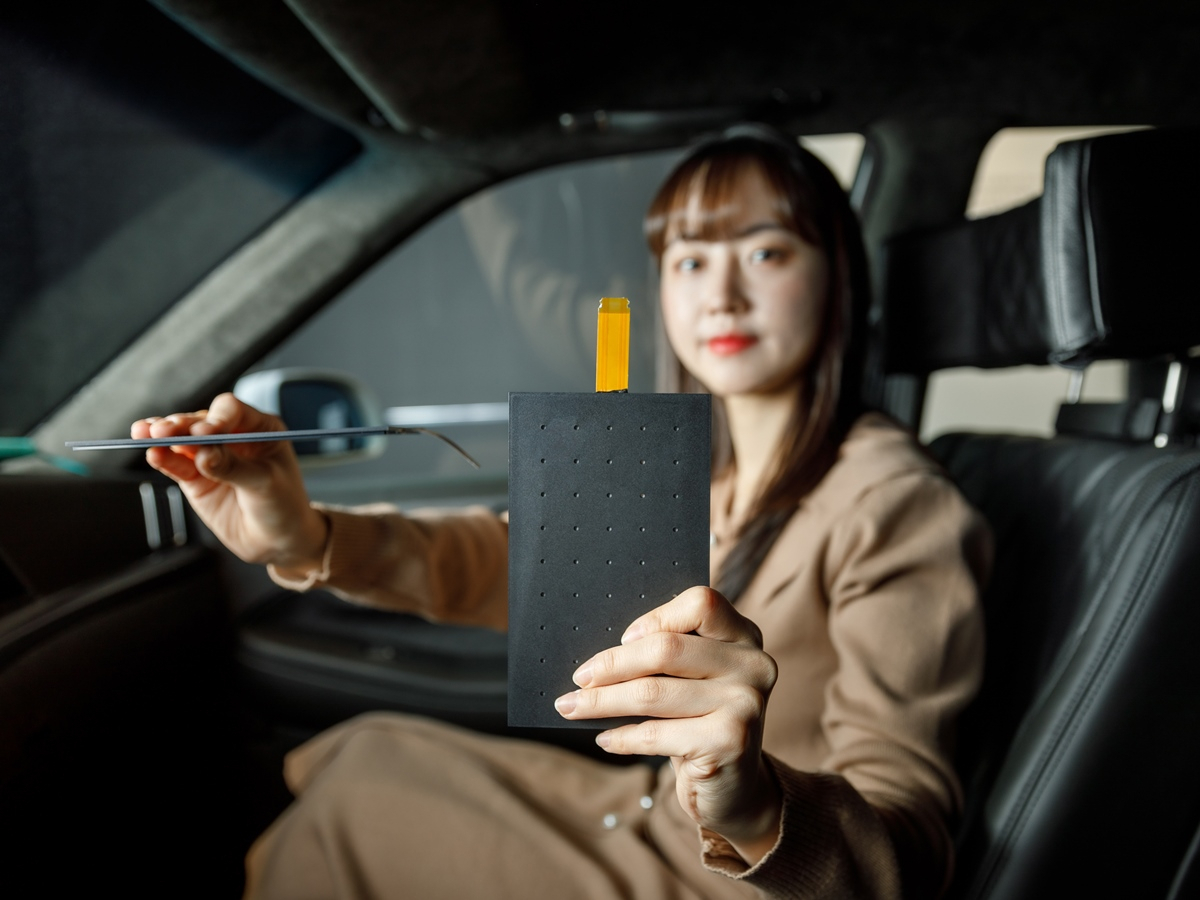 LG디스플레이 직원이 '차량용 사운드 솔루션' 모듈을 소개하고 있다.[LG디스플레이 제공]