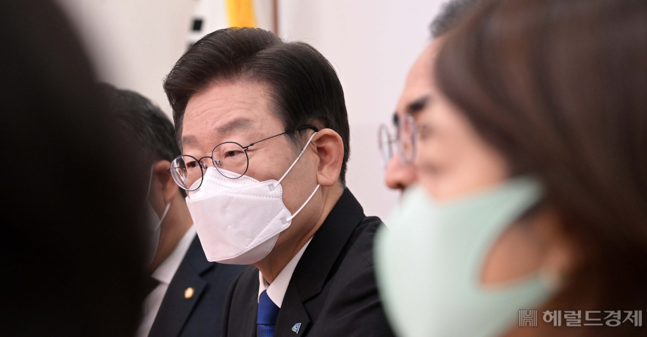 [헤럴드경제=이상섭 기자] 더불어민주당 이재명 대표가 21일 오전 서울 여의도 국회에서 열린 최고위원회의에 참석해 박홍근 원내대표의모두발언을 듣고있다.
