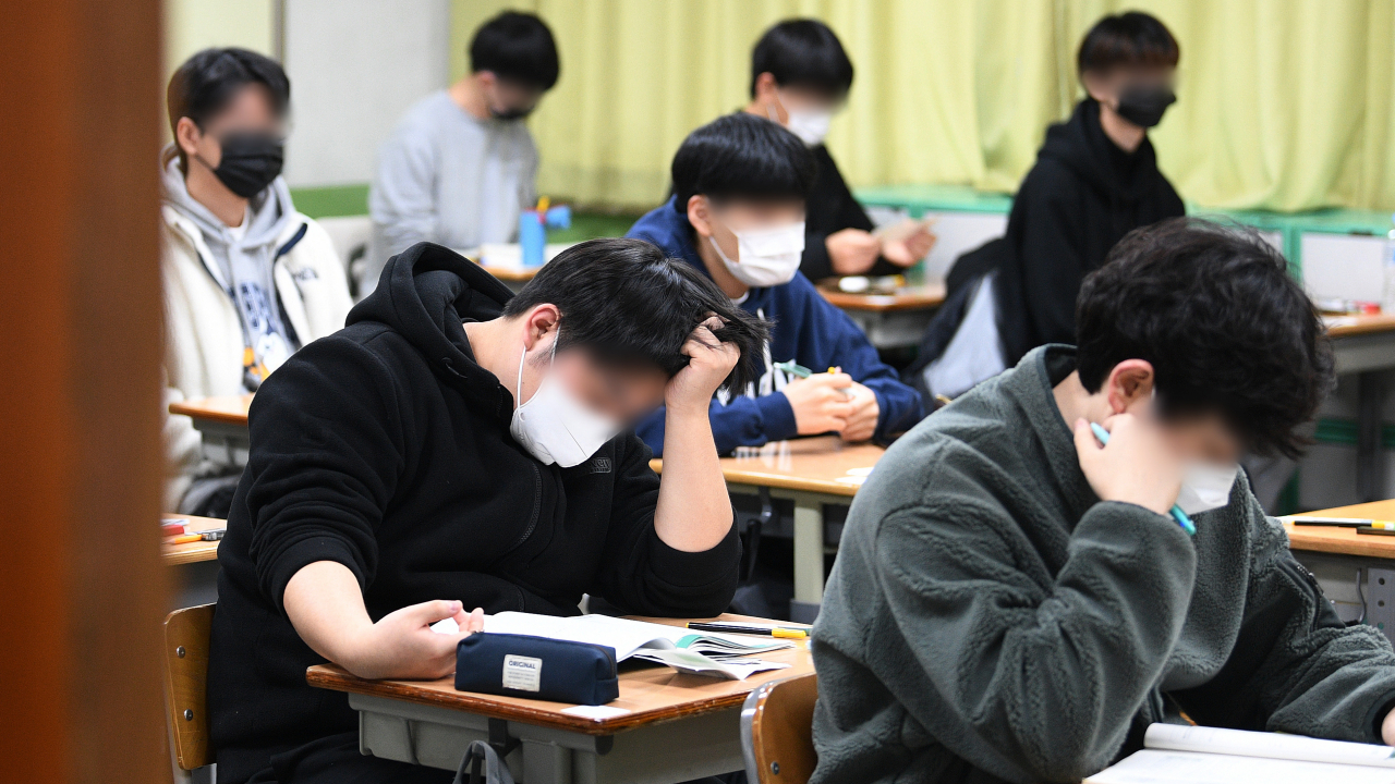 2023학년도 대학수학능력시험일인 17일 오전 대구 수성구 대륜고등학교 시험장에서 수험생들이 시험 준비를 하는 모습. 연합뉴스