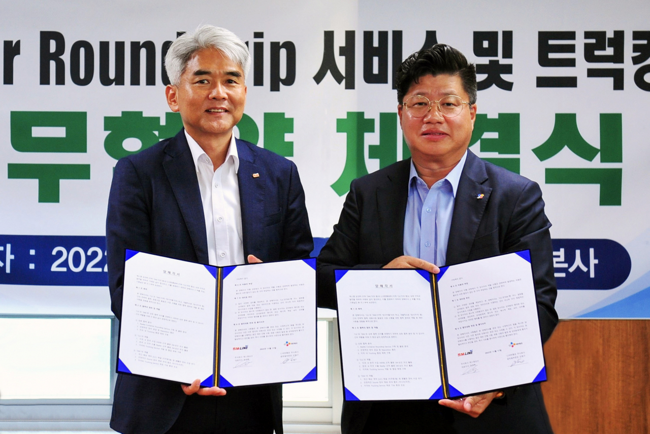 강병구(오른쪽) CJ대한통운 글로벌부문장과 유조혁 SM상선 대표이사가 함께 MOU 체결 후 기념사진을 촬영하고 있다. [CJ대한통운 제공]