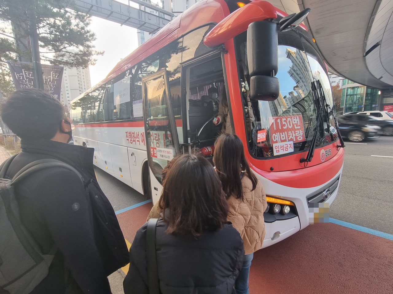 21일 오전 8시 경기 성남 판교 현대백화점 버스정류장에서 도착한 1150번 예비 버스 차량에 시민들이 줄을 서서 탑승하고 있다. 그러나 해당 버스의 자리가 부족해 승객을 더 이상 태우지 못하자, 일부 시민들은 지하철역으로 발길을 옮기기도 했다. 김영철 기자