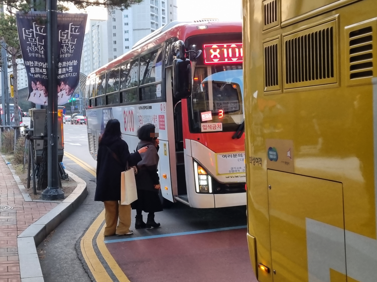 21일 오전 경기 성남 판교 현대백화점 버스 정류장에서 한 시민이 버스기사에게 빈 좌석이 있는지 물어보고 있다. 김영철 기자