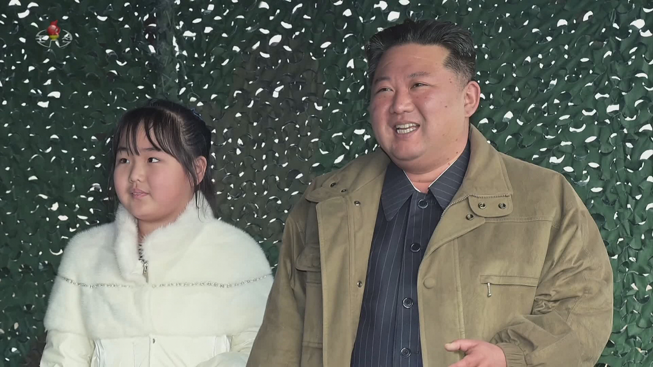 북한이 지난 18일 김정은 국무위원장의 지도 아래 신형 ICBM 화성-17형을 시험발사했다고 조선중앙TV가 20일 보도했다. 조선중앙TV는 이날 김 위원장의 딸 사진을 추가 공개했다. [조선중앙TV 화면=연합]