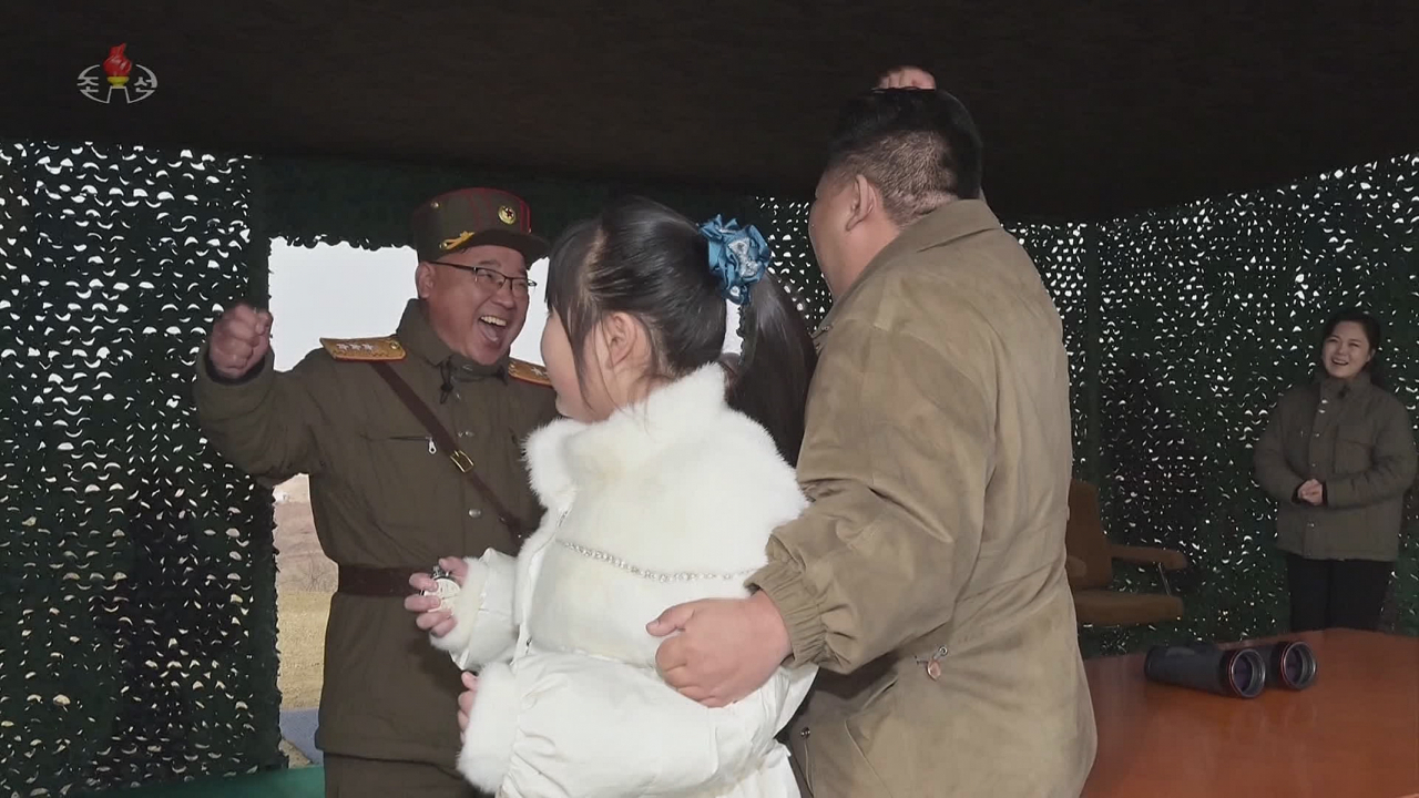 북한이 지난 18일 김정은 국무위원장의 지도 아래 신형 ICBM 화성-17형을 시험발사했다고 조선중앙TV가 20일 보도했다. 조선중앙TV는 이날 김 위원장의 딸 사진을 추가 공개했다. [조선중앙TV 화면=연합]