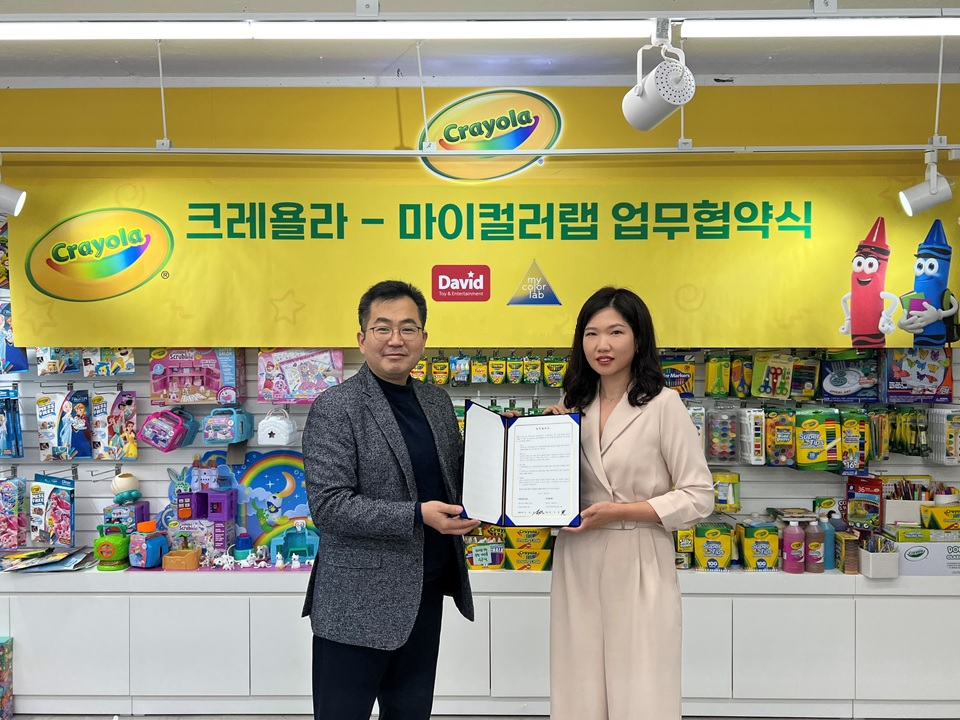 신상훈 데이비드토이 대표(왼쪽)와 한지운 마이컬러랩 대표가 데이비드토이 본사에서 업무협약을 체결하고 있다.[데이비드토이 제공]