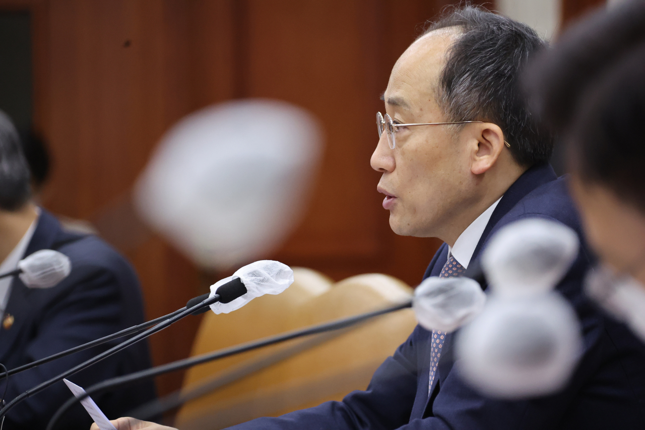 우리나라 국민 96%는 우리나라가 위기상황에 처해 있다 판단하고 있는 것으로 나타났다. 이에 추경호 부총리 겸 기획재정부 장관은 21일 우리나라가 과거와 같은 복합 경제위기에 직면하게 됐다며 “다시 한번 범정부적인 노력이 필요하며, 정부도 비상한 각오로 장바구니·생활물가 안정 대책 등 민생경제 안정을 추진하겠다”고 말했다. 추 부총리는 이날 홍릉 글로벌지식협력단지에서 열린 경제개발 5개년 계획 60주년 기념 간담회에 참석해 이같이 밝혔다. 사진은 지난 18일 정부서울청사에서 열린 비상경제장관회의를 주재하고 있는 추 부총리. [연합]