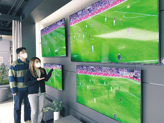 카타르월드컵을 집에서 보는 ‘집관족’이 늘면서 TV 판매량이 증가했다. TV를 살펴보고 있는 고객들의 모습. [전자랜드 제공]
