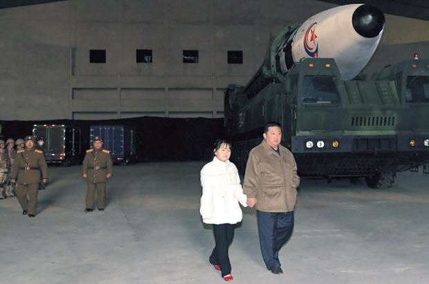 북한 노동당 기관지 노동신문은 전날 평양국제비행장에서 신형 ICBM ‘화성포-17형’ 시험발사가 진행됐다며 김정은 국무위원장이 ‘사랑하는 자제분’과 함께 현장을 찾았다고 19일 보도했다. 김 위원장 부녀가 화성포-17형을 배경으로 나란히 걷고 있다. [평양 노동신문=뉴스1]