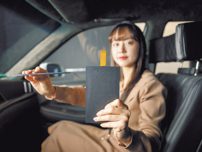 LG디스플레이 직원이 ‘차량용 사운드 솔루션’ 모듈을 소개하고 있다. [LG디스플레이 제공]