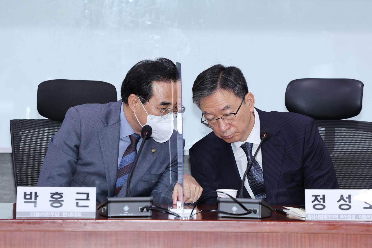 박홍근 더불어민주당 원내대표가 21일 국회 의원회관에서 열린 '형사사법제도 개혁, 어떻게 할 것인가' 토론회에서 정성호 의원과 대화하고 있다. [연합]