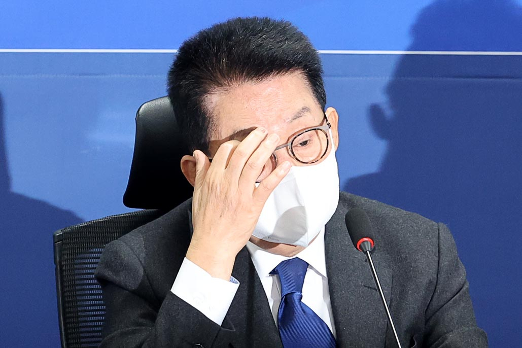 박지원 전 국정원장이 27일 오전 국회 의원회관에서 더불어민주당 윤석열정권정치탄압대책위원회 주최로 열린 서해 공무원 피격 사건 및 흉악범죄자 추방 사건 관련 기자회견에서 얼굴을 만지고 있다. [연합]