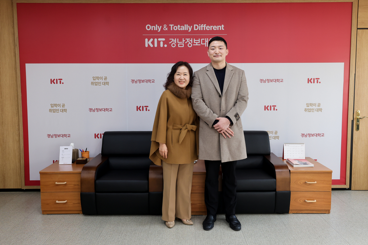 박의정(왼쪽) 간호학과학과장과 정대희(오른쪽) 졸업생. [경남정보대 제공]