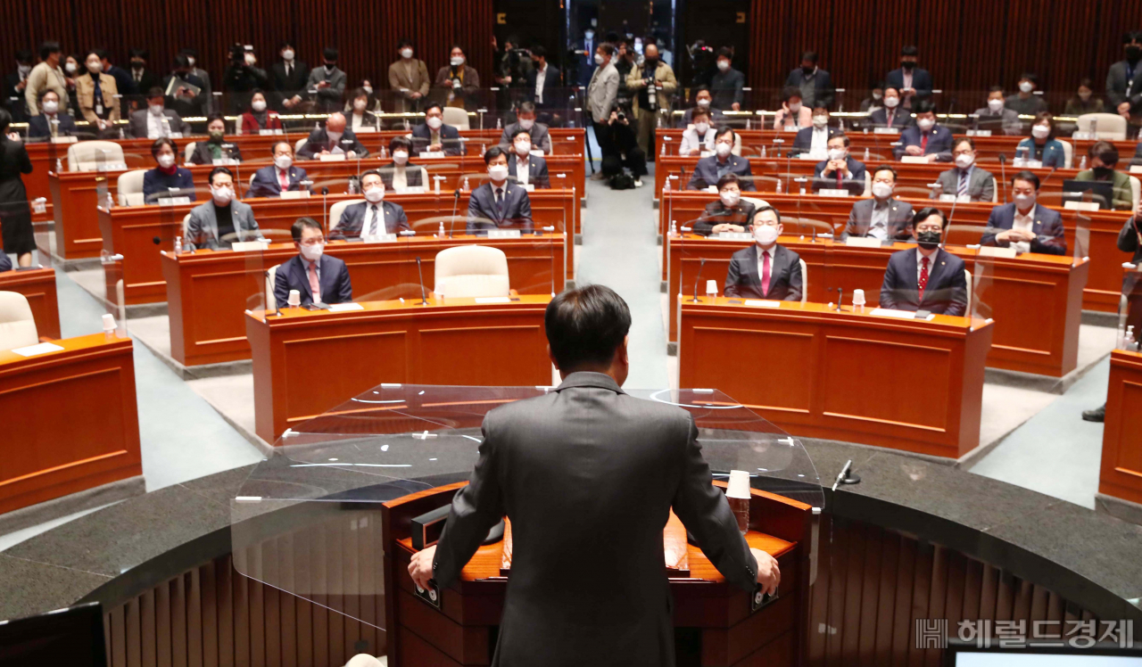 국민의힘 의원들이 21일 오전 서울 여의도 국회에서 의원총회를 진행하고 있다. 이상섭 기자