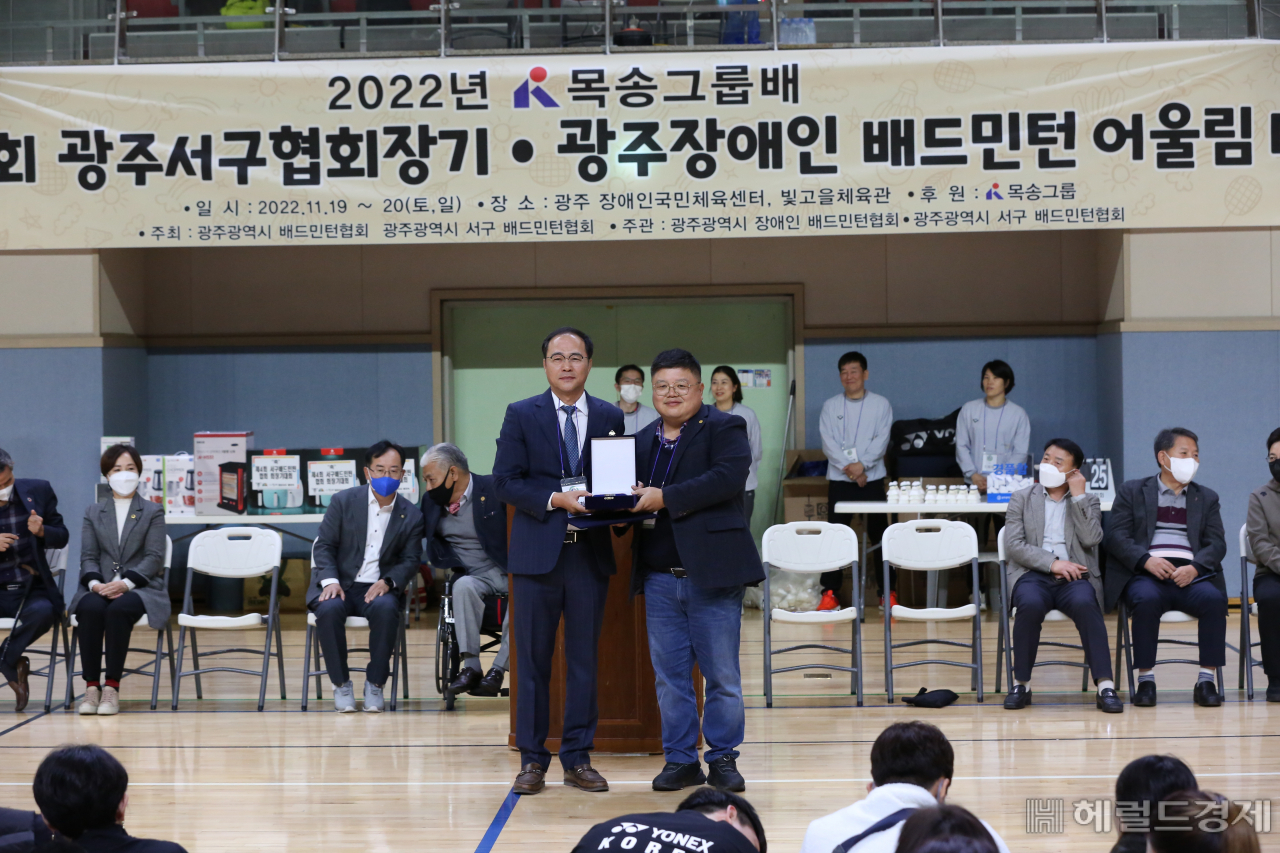 목송그룹 이기홍 총괄사장(왼쪽)이 김영천 서구배드민턴 협회장으로부터 감사패를 받고 있다.[목송그룹 제공]