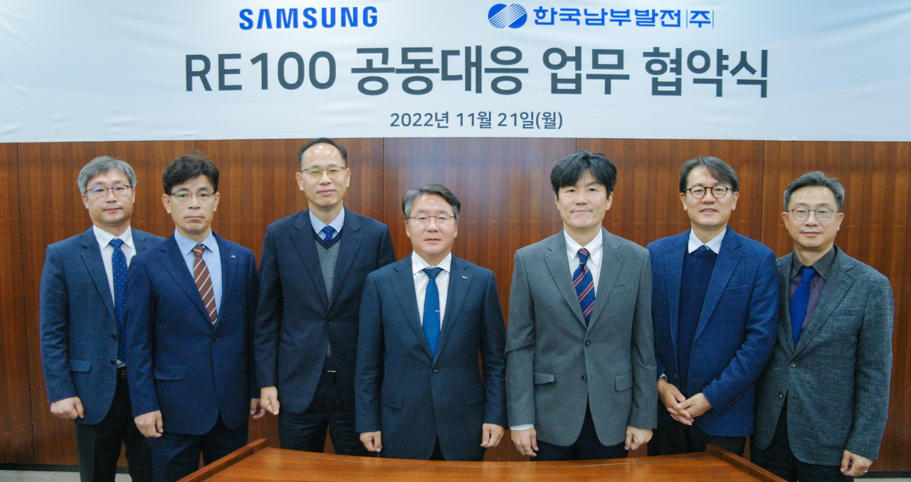남부발전 이승우 사장(왼쪽 네 번째)이 삼성전자 남석우 부사장(오른쪽 세 번째)과 ‘RE100 공동대응 상호협력’을 위한 업무협약을 체결했다. [남부발전 제공]