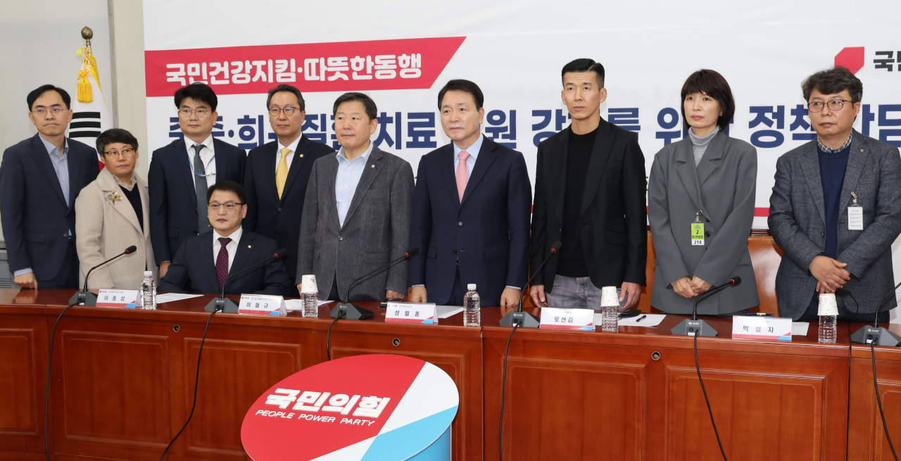 21일 오전 서울 여의도 국회에서 열린 중증·희귀질환 치료 지원 강화를 위한 정책간담회에서 성일종 국민의힘 정책위의장(오른쪽 네번째)과 승일희망재단 공동대표인 가수 션(오른쪽 세번째) 등 참석자들이 기념촬영하고 있다. [연합]