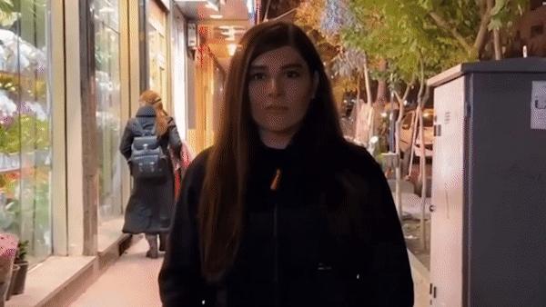 이란의 유명 여배우 헹가메 가지아니(52)가 지난 19일 자신의 인스타 계정에 올린 영상. 영상에서 그는 테헤란 한복판에서 히잡을 쓰지 않은 채 긴 생머리를 뒤로 묶어 보이고 있다. 히잡을 쓰지 않은 이유로 경찰에 끌려가 사흘만에 사망한 20대 마흐사 아미니(22)에게 연대를 표시하는 행위다. [VoA Farsi 유튜브채널]