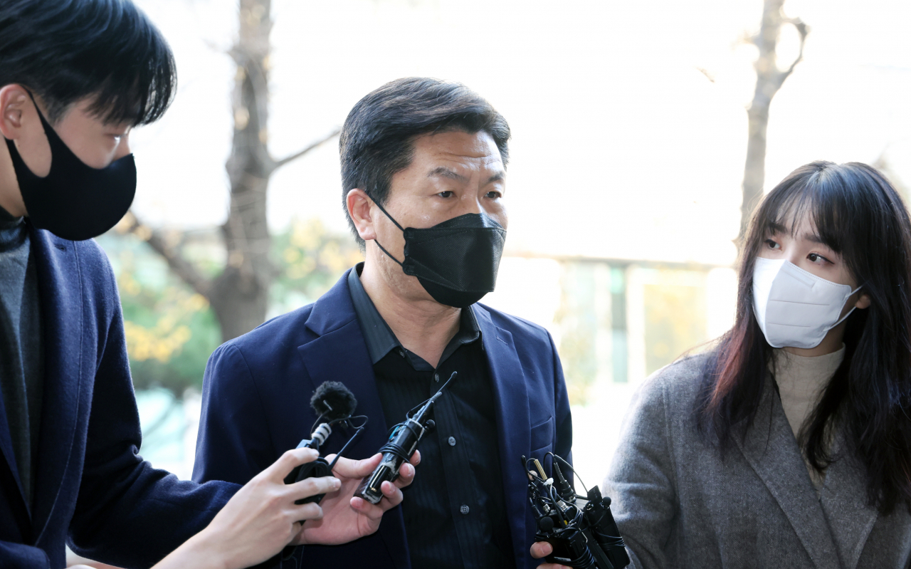 Lee Im-jae, then-chief of the Yongsan Police Station, shows up for questioning at the Seoul Metropolitan Police Mapo branch in western Seoul, Monday. (Yonhap)