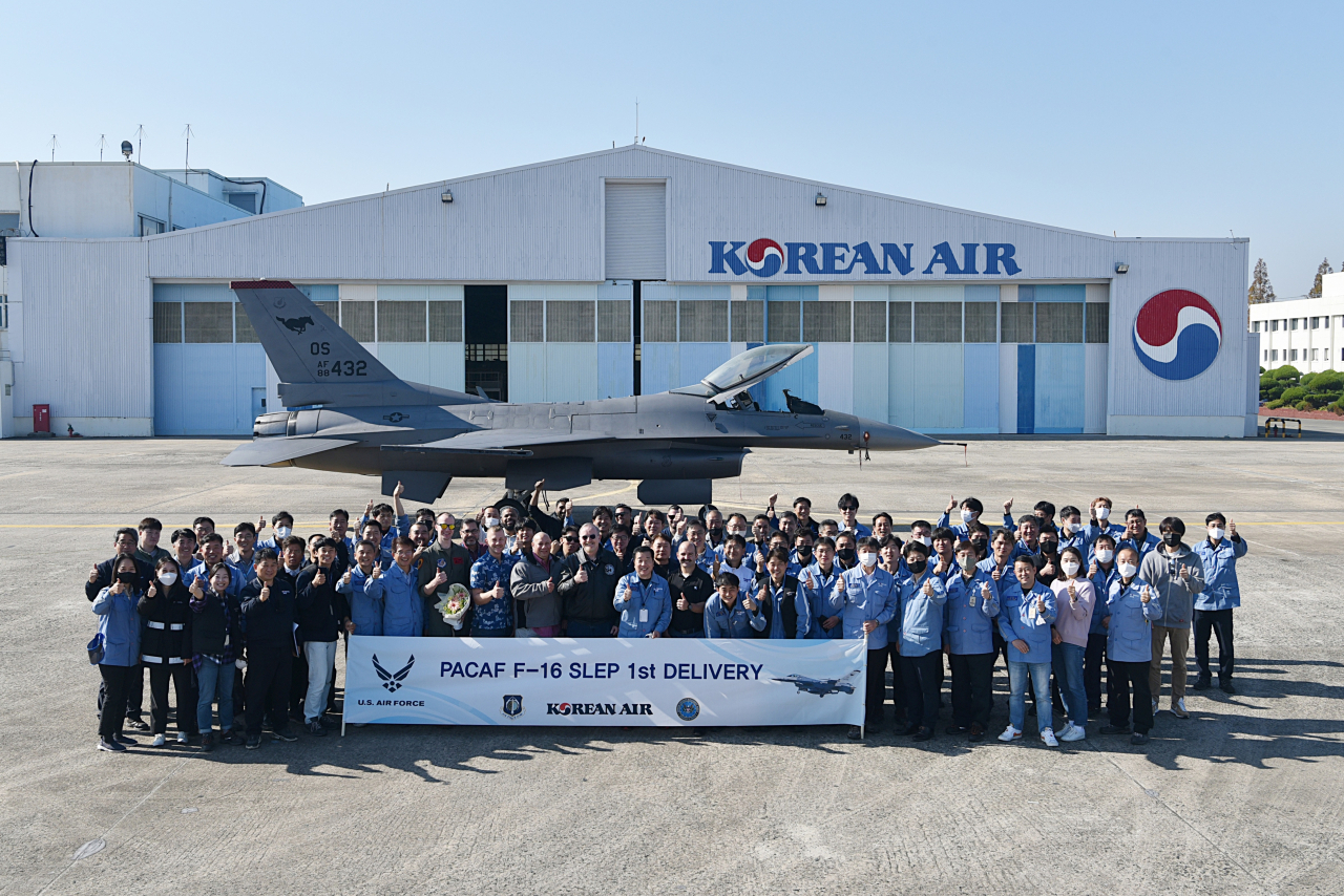 대한항공이 지난 18일 미 공군 F-16 수명 연장 사업의 초도 항공기를 성공적으로 출고했다. [대한항공 제공]