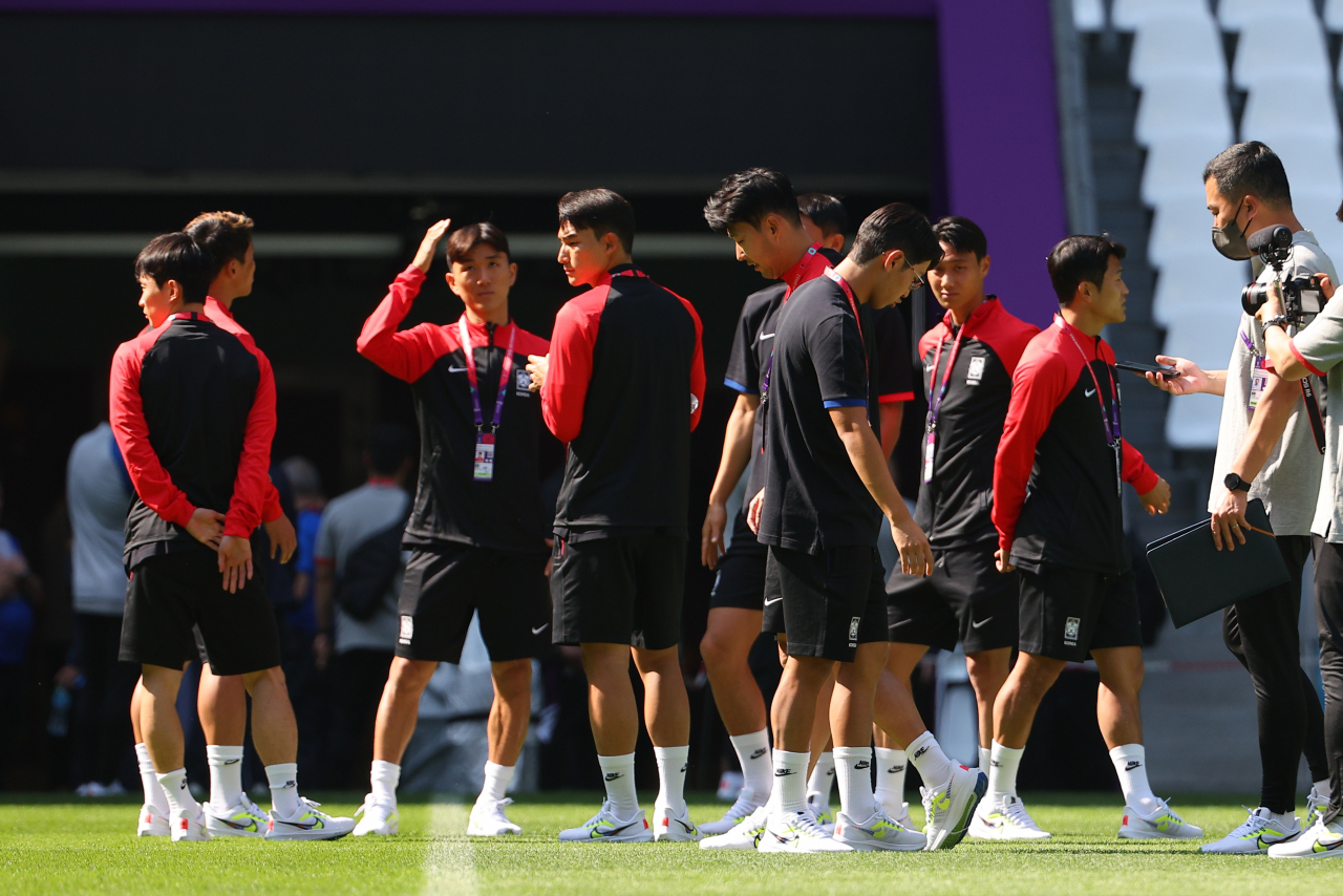 2022 카타르 월드컵에 출전하는 대한민국 축구대표팀의 손흥민 등 선수들이 21일 오전(현지시간) 결전지인 카타르 알라이얀의 에듀케이션 시티 스타디움을 답사하고 있다. [연합]