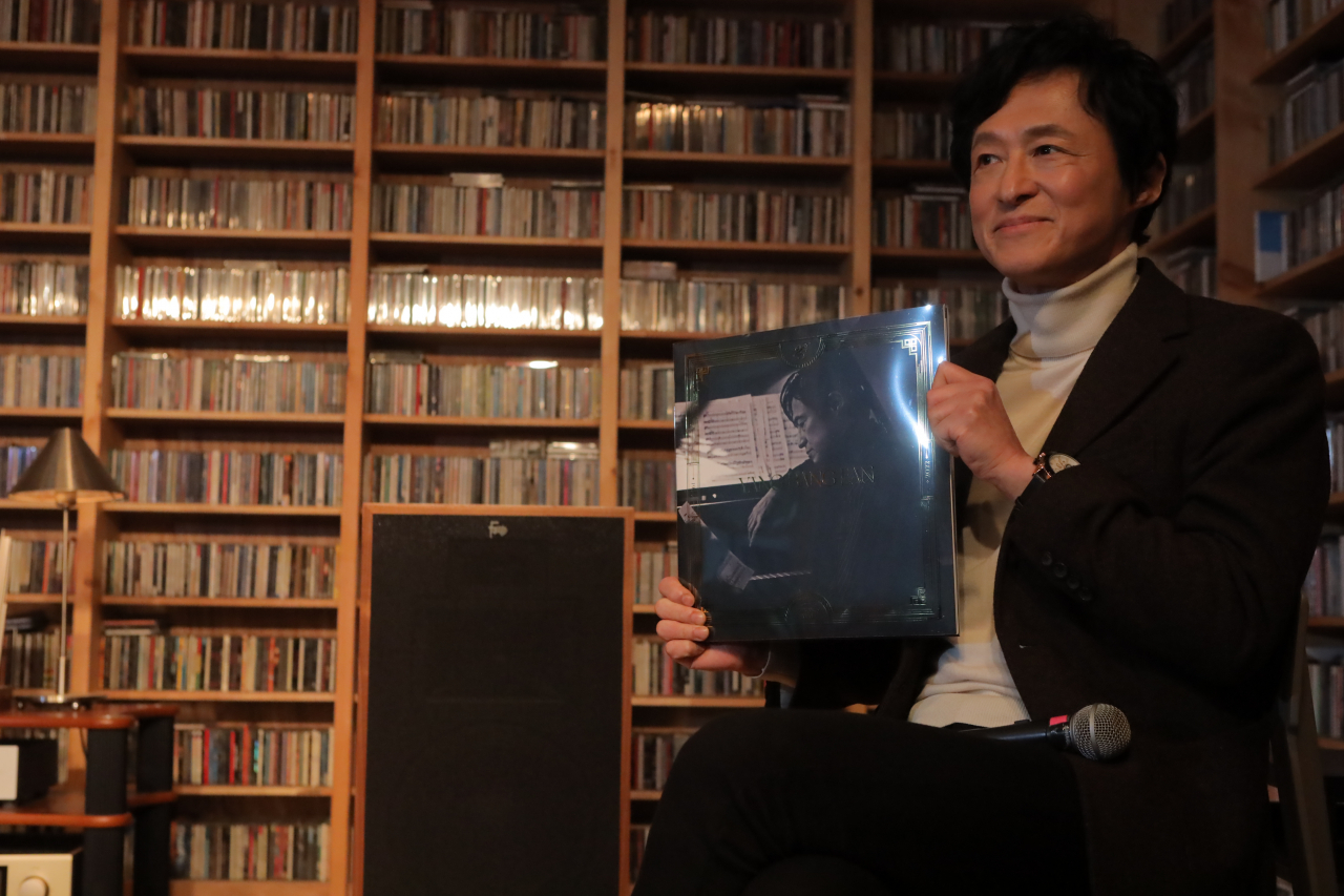 Musician Yang Bang-ean introduces “25th Anniversary Vinyl” during a press conference in Seoul on Monday. (Endorf Music)