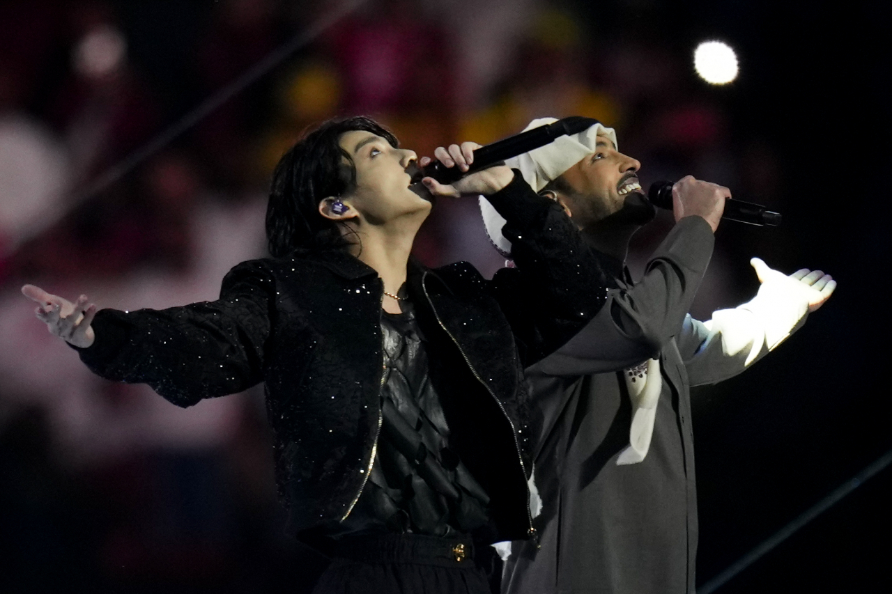 방탄소년단(BTS) 멤버 정국(왼쪽)이 20일(현지시간) 카타르 알코르 알바이트 스타디움에서 열린 2022 국제축구연맹(FIFA) 카타르 월드컵 개막식에서 카타르 가수 파하드 알쿠바이시와 함께 공연하고 있다. 정국이 이날 부른 '드리머스'(Dreamers)는 K팝 솔로 가수가 처음 단독으로 부른 월드컵 OST다. [연합]
