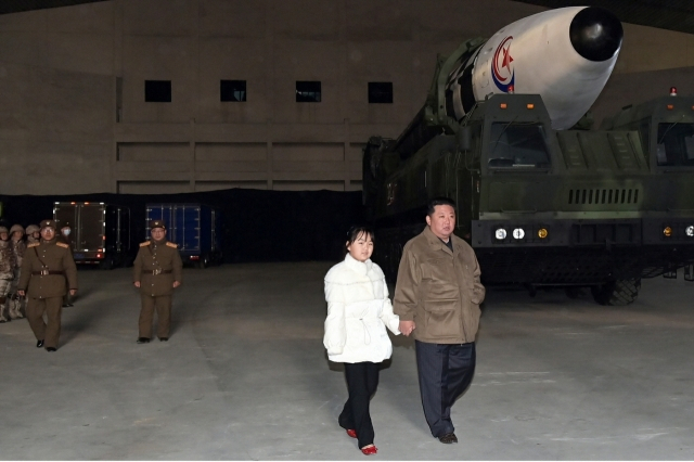 북한이 지난 18일 김정은 국무위원장의 지도 아래 신형의 대륙간탄도미사일 화성-17형을 시험 발사했다고 조선중앙TV가 20일 보도했다. 사진은 조선중앙TV가 이날 추가로 공개한 김정은 국무위원장과 꼭 닮은 딸. [조선중앙TV 화면] [국내에서만 사용가능. 재배포 금지. For Use Only in the Republic of Korea. No Redistribution] 연합뉴스