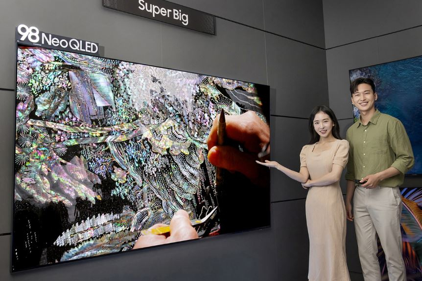 삼성전자 모델이 서울 논현동에 위치한 삼성 디지털프라자 강남본점에서 Neo QLED 98형 신제품을 소개하고 있다. [삼성전자 제공]