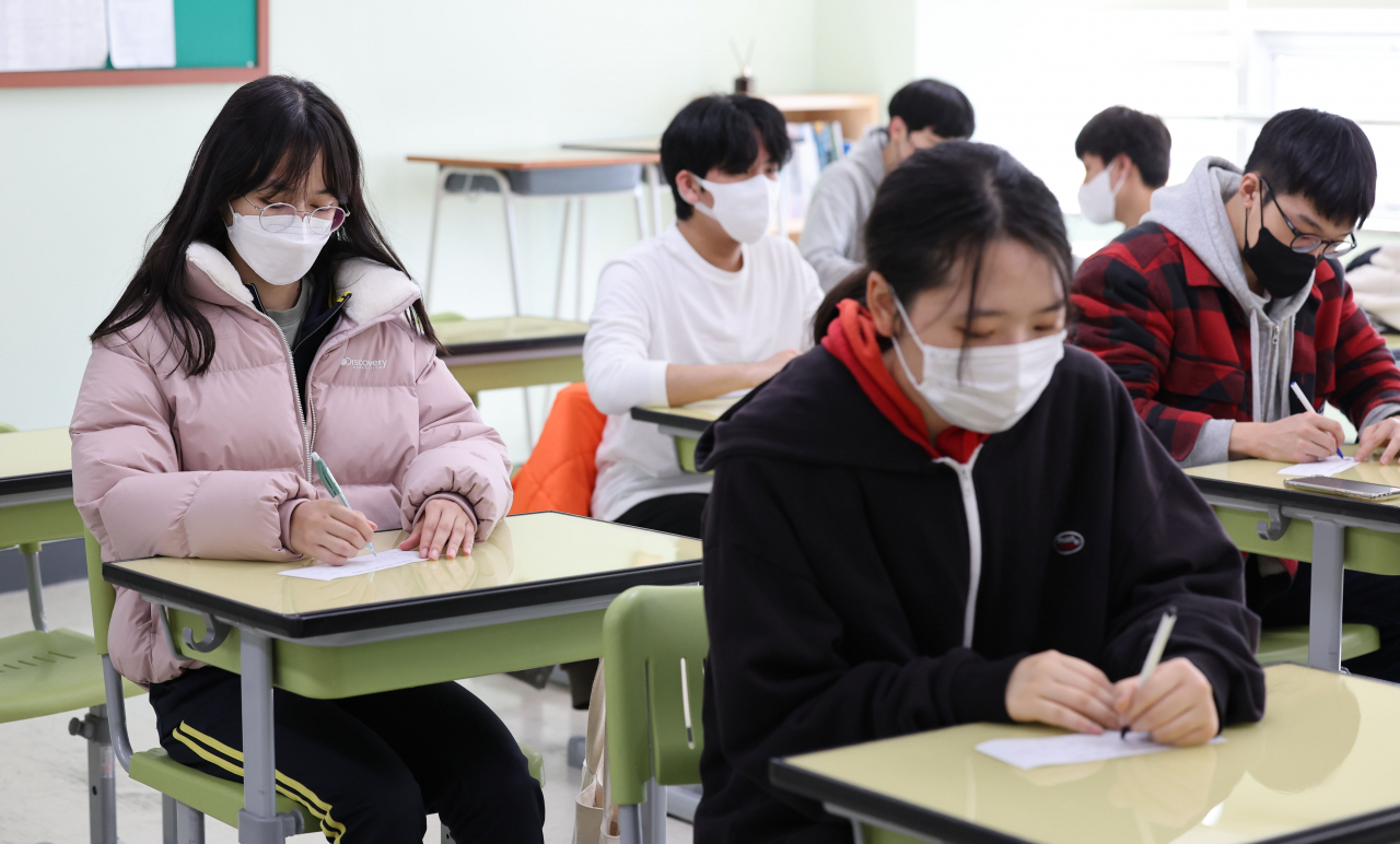 지난 18일 오전 서울 영등포구 선유고등학교에서 고3 학생들이 전날 치른 2023학년도 대학수학능력시험 가채점표를 작성하고 있다. [연합]