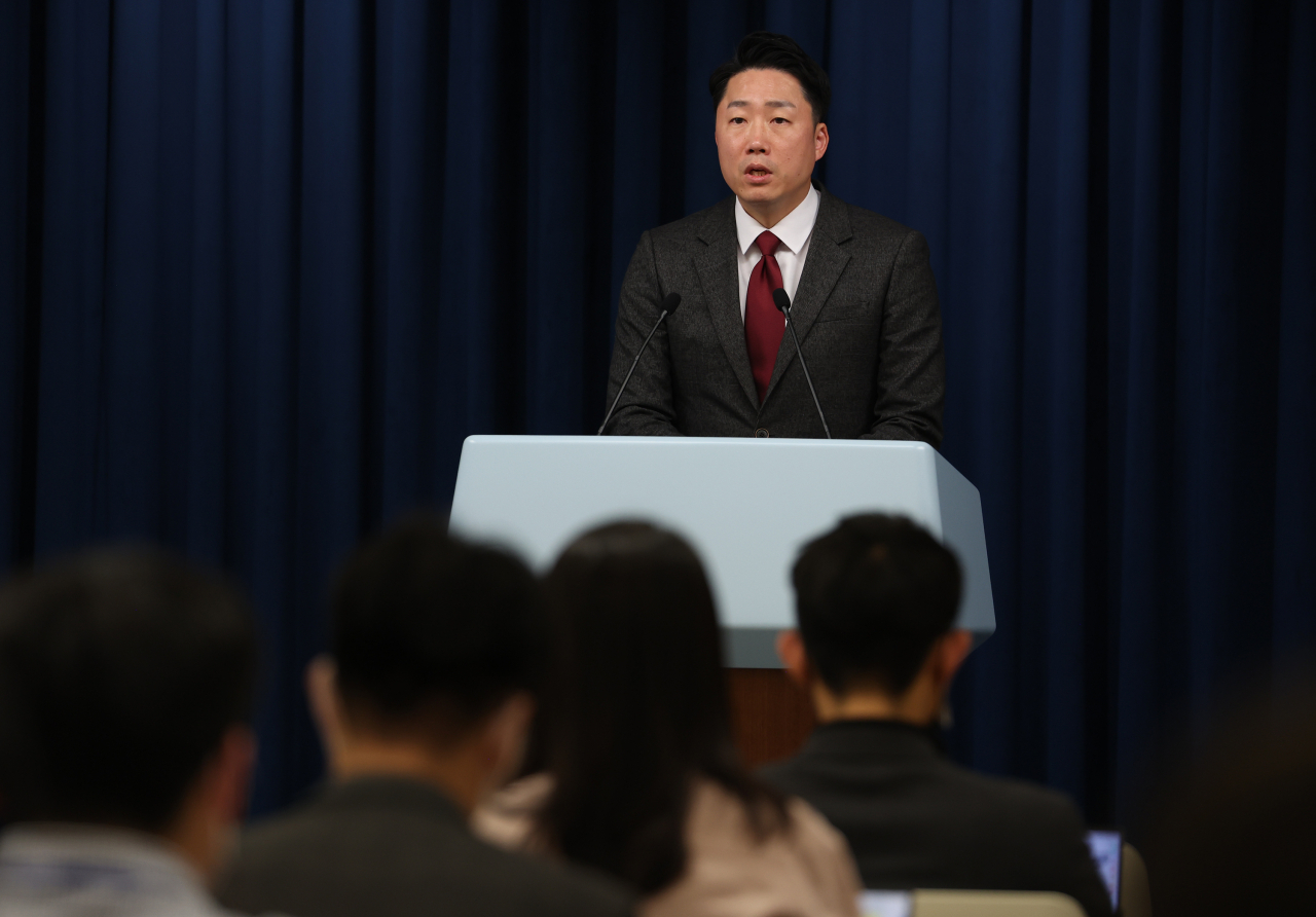 이재명 대통령실 부대변인이 21일 오후 서울 용산 대통령실 청사 브리핑룸에서 윤석열 대통령 주재 수석비서관 회의와 국무총리 주례 회동 내용 등에 대해 브리핑하고 있다. [연합]