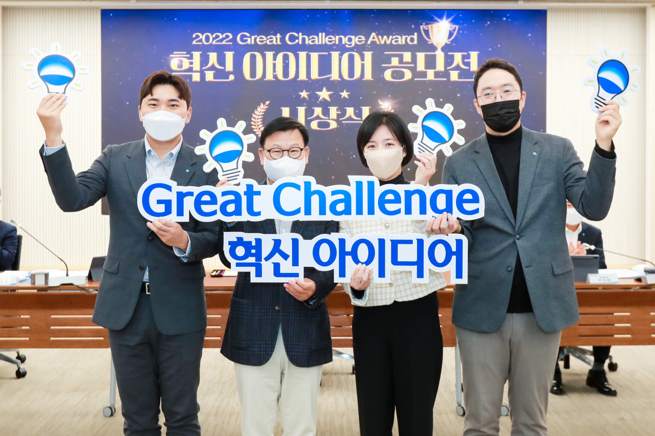 지난 21일 서울 중구 우리은행 본점에서 개최된 ‘2022 그레이트 챌린지 어워즈 혁신 아이디어 공모전’ 시상식에서 이원덕 우리은행장(왼쪽에서 두 번째)이 수상자들과 기념촬영을 하고 있다.[우리은행 제공]
