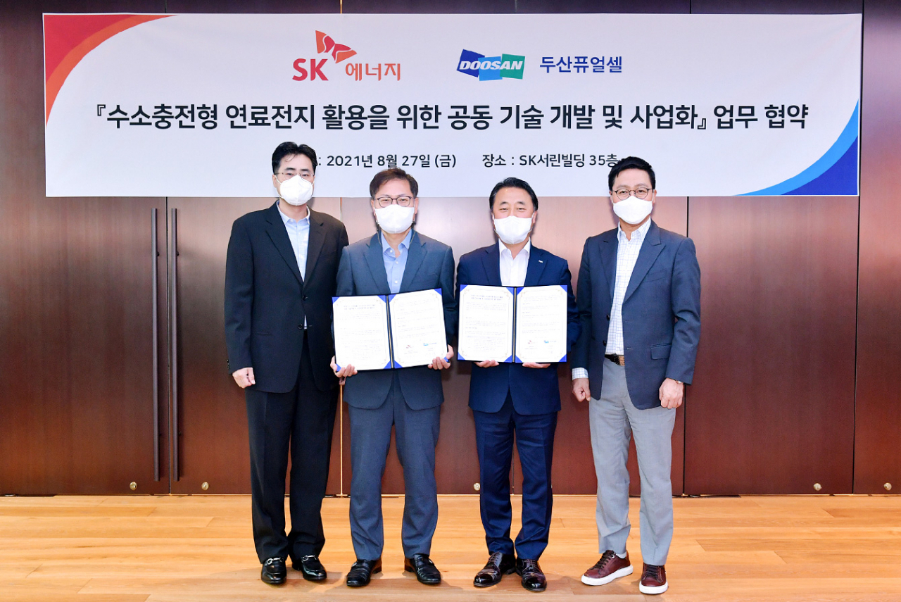 지난해 8월 서울 종로구 SK서린빌딩에서 ‘수소충전형 연료전지 활용을 위한 공동 기술 개발 및 사업화’를 위한 업무협약을 체결했다. [SK에너지 제공]