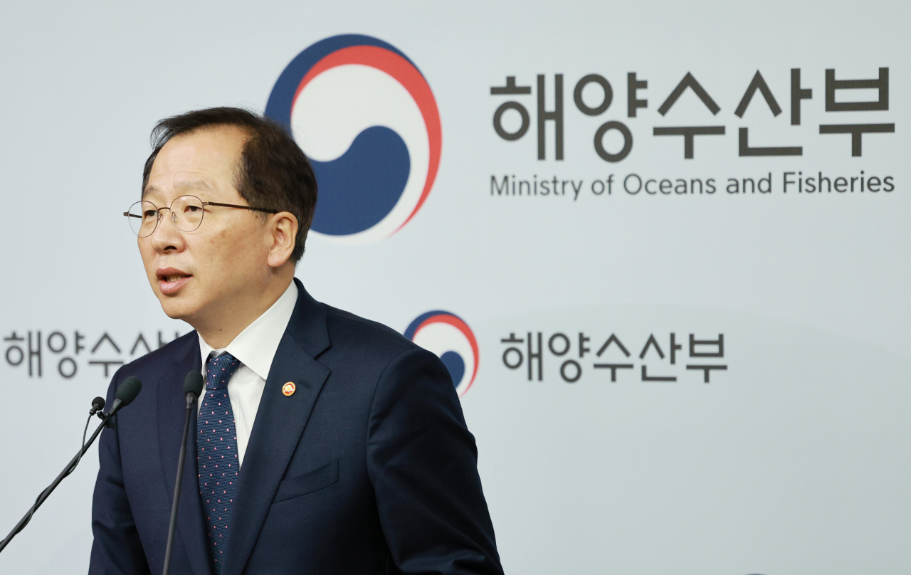 조승환 해양수산부 장관이 21일 오후 정부세종청사 해양수산부 기자실에서 제1차 극지 진흥활동 기본계획 수립 관련 사전브리핑을 하고 있다. 22일 열린 국무회의에서는 극지 기본계획을 확정했다. 정부는 세계 최고 수준의 쇄빙능력을 보유한 1만 5천t 급의 차세대 쇄빙연구선을 건조해서 그간 아라온호가 접근하기 어려웠던 북위 80도 이상의 고위도 북극해 연구를 수행하고 남극에는 세계 여섯 번째의 내륙기지를 건설할 계획이다. [연합]